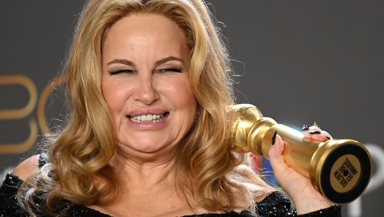 Jennifer Coolidge con su premio en los Globos de Oro 2023