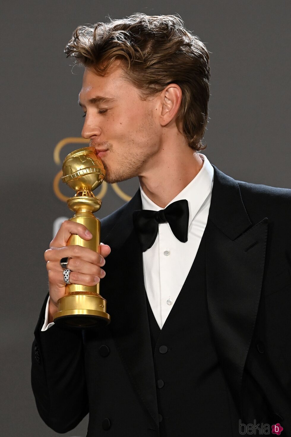 Austin Butler con su premio en los Globos de Oro 2023