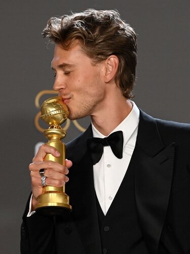 Austin Butler con su premio en los Globos de Oro 2023