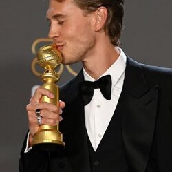 Austin Butler con su premio en los Globos de Oro 2023