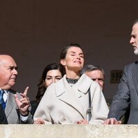 La Reina Letizia muy contenta al sol junto al Rey Felipe en su visita a la Isla del Rey en Menorca