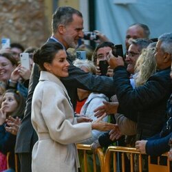 Los Reyes Felipe y Letizia saludan a los ciudadanos de Ciutadella en su visita a la Farmacia Llabrés de Menorca