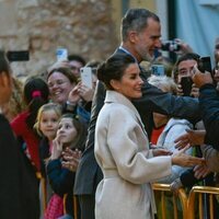 Los Reyes Felipe y Letizia saludan a los ciudadanos de Ciutadella en su visita a la Farmacia Llabrés de Menorca