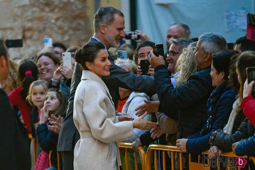 Los Reyes Felipe y Letizia saludan a los ciudadanos de Ciutadella en su visita a la Farmacia Llabrés de Menorca