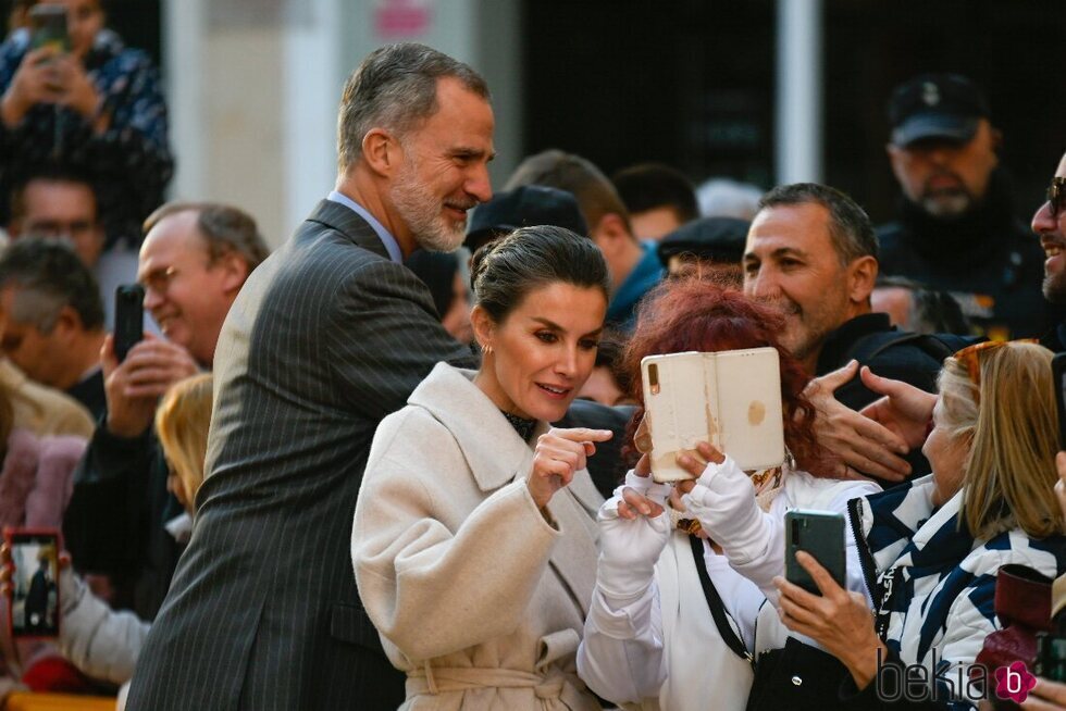 La Reina Letizia a punto de hacerse un selfie con una ciudadana de Ciutadella en su visita a Menorca