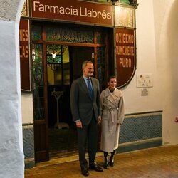 Los Reyes Felipe y Letizia en su visita a la Farmacia Llabrés de Menorca