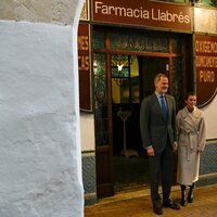 Los Reyes Felipe y Letizia en su visita a la Farmacia Llabrés de Menorca