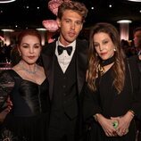 Priscilla Presley y Lisa Marie Presley con Austin Butler en los Globos de Oro 2023