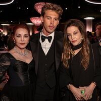 Priscilla Presley y Lisa Marie Presley con Austin Butler en los Globos de Oro 2023