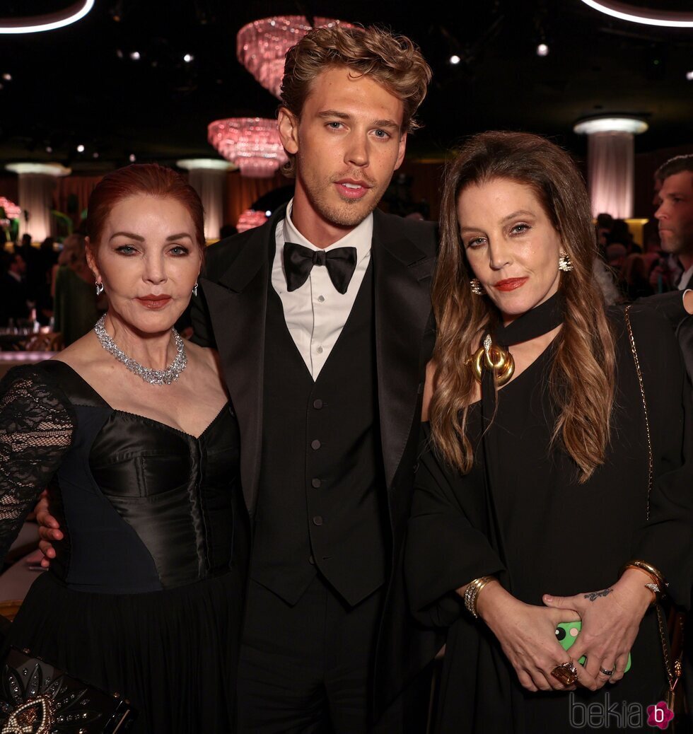 Priscilla Presley y Lisa Marie Presley con Austin Butler en los Globos de Oro 2023