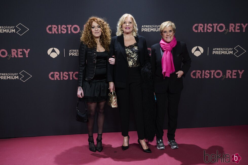 Sofía Cristo, Bárbara Rey y Chelo García Cortés en la premiere de 'Cristo y Rey'