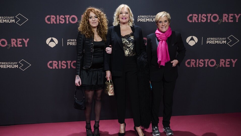 Sofía Cristo, Bárbara Rey y Chelo García Cortés en la premiere de 'Cristo y Rey'