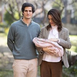 Sofía Palazuelo mirando a su hija Sofía en su presentación junto a Fernando Fitz-James Stuart