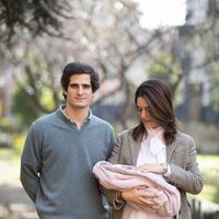 Sofía Palazuelo mirando a su hija Sofía en su presentación junto a Fernando Fitz-James Stuart