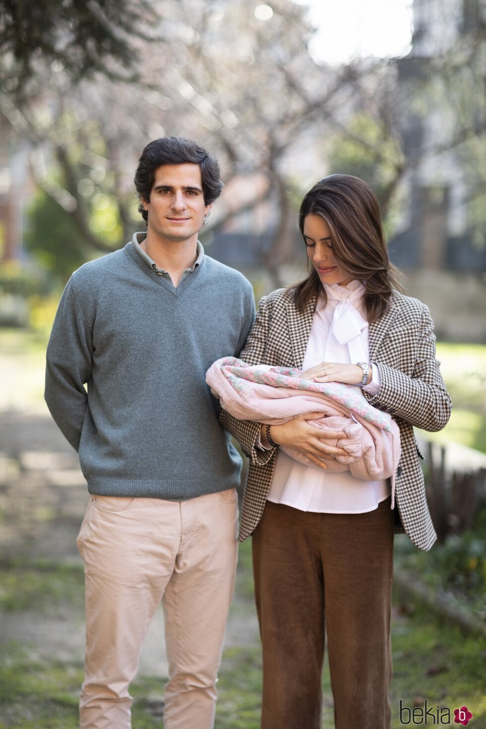 Sofía Palazuelo mirando a su hija Sofía en su presentación junto a Fernando Fitz-James Stuart