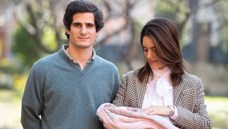 Sofía Palazuelo mirando a su hija Sofía en su presentación junto a Fernando Fitz-James Stuart