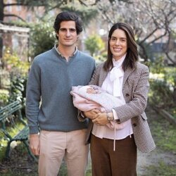 Fernando Fitz-James Stuart y Sofía Palazuelo con su hija Sofía en su presentación tras su nacimiento