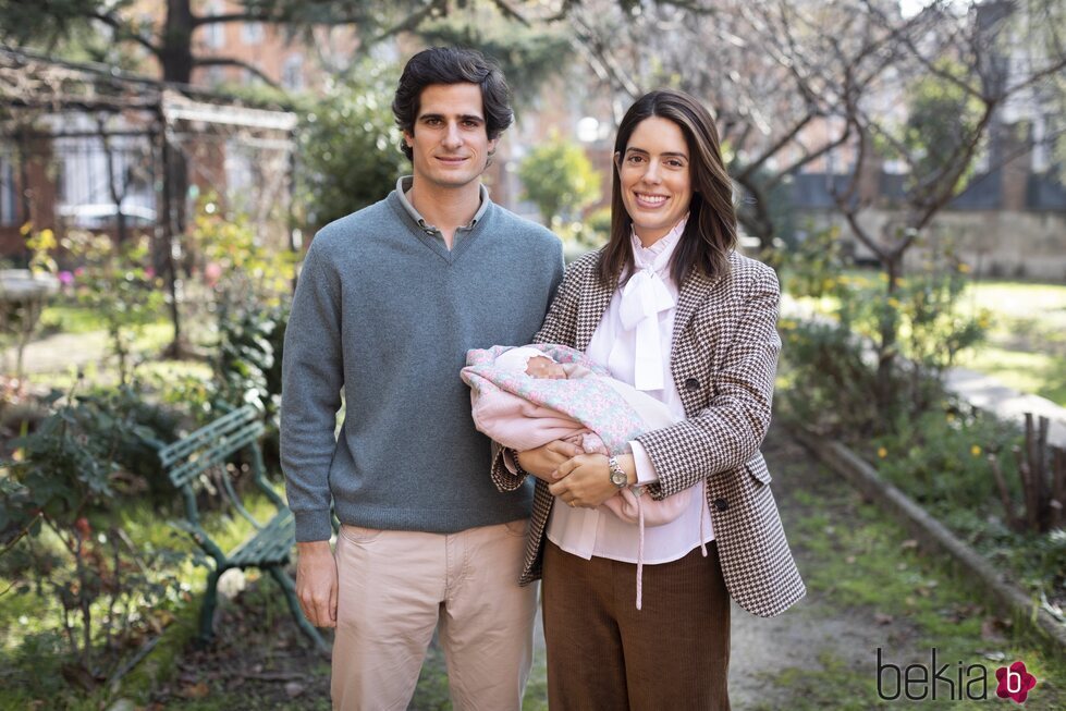 Fernando Fitz-James Stuart y Sofía Palazuelo con su hija Sofía en su presentación tras su nacimiento