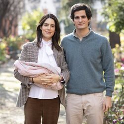 Fernando Fitz-James Stuart y Sofía Palazuelo con su hija Sofía Fitz-James Stuart en su presentación