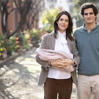 Fernando Fitz-James Stuart y Sofía Palazuelo con su hija Sofía Fitz-James Stuart en su presentación