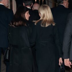 La Reina Letizia y Marie Chantal de Grecia hablando tras una cena previa al funeral de Constantino de Grecia