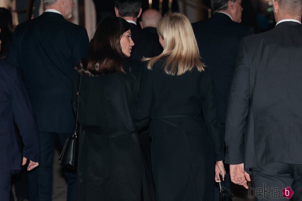 La Reina Letizia y Marie Chantal de Grecia hablando tras una cena previa al funeral de Constantino de Grecia