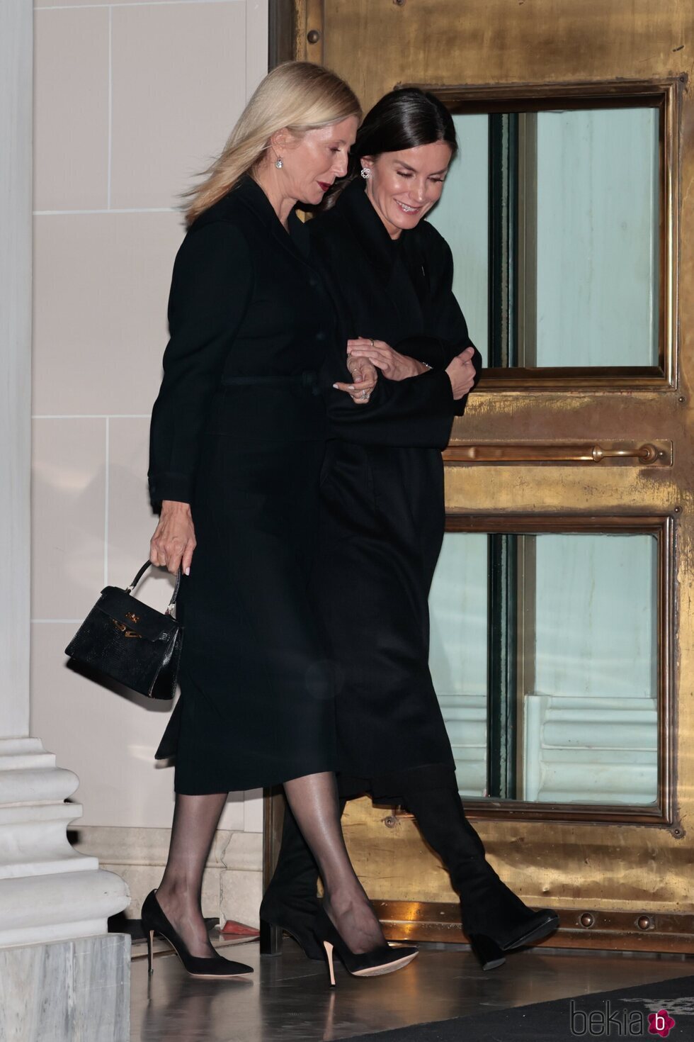 La Reina Letizia y Marie Chantal de Grecia cogidas del brazo tras la cena previa al funeral de Constantino de Grecia