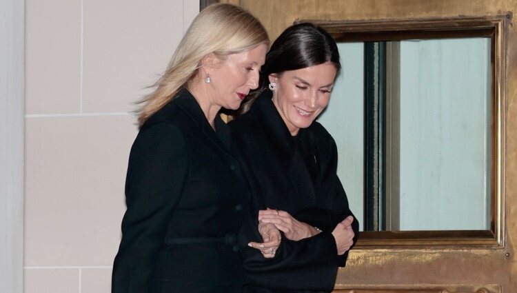 La Reina Letizia y Marie Chantal de Grecia cogidas del brazo tras la cena previa al funeral de Constantino de Grecia