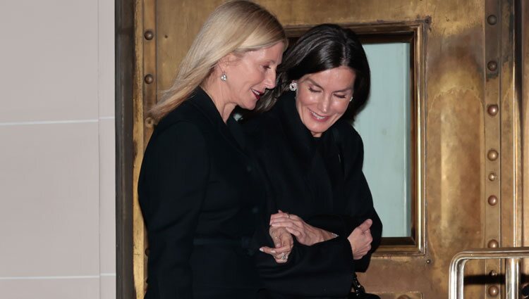 La Reina Letizia y Marie Chantal de Grecia tras la cena previa al funeral de Constantino de Grecia