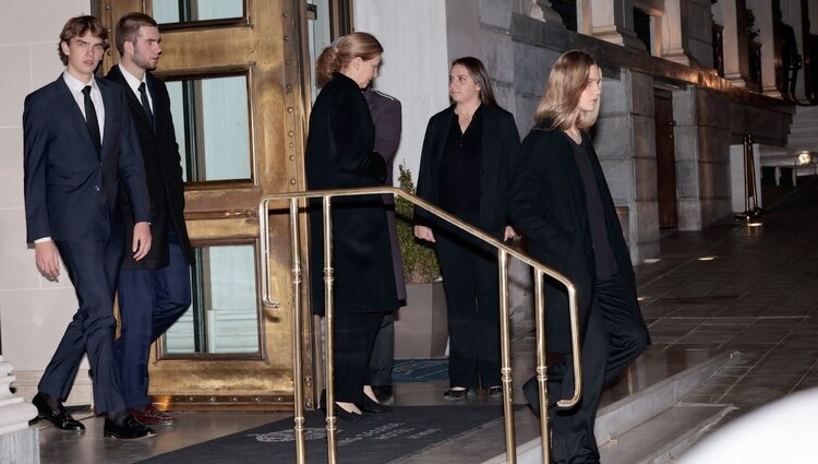 La Infanta Cristina y sus hijos Juan Urdangarin, Miguel Urdangarin e Irene Urdangarin tras la cena previa al funeral de Constantino de Grecia