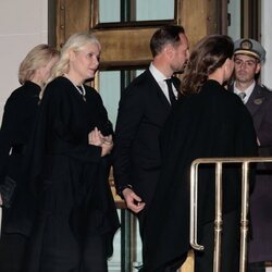 Haakon y Mette-Marit de Noruega y Marta Luisa de Noruega tras la cena previa al funeral de Constantino de Grecia