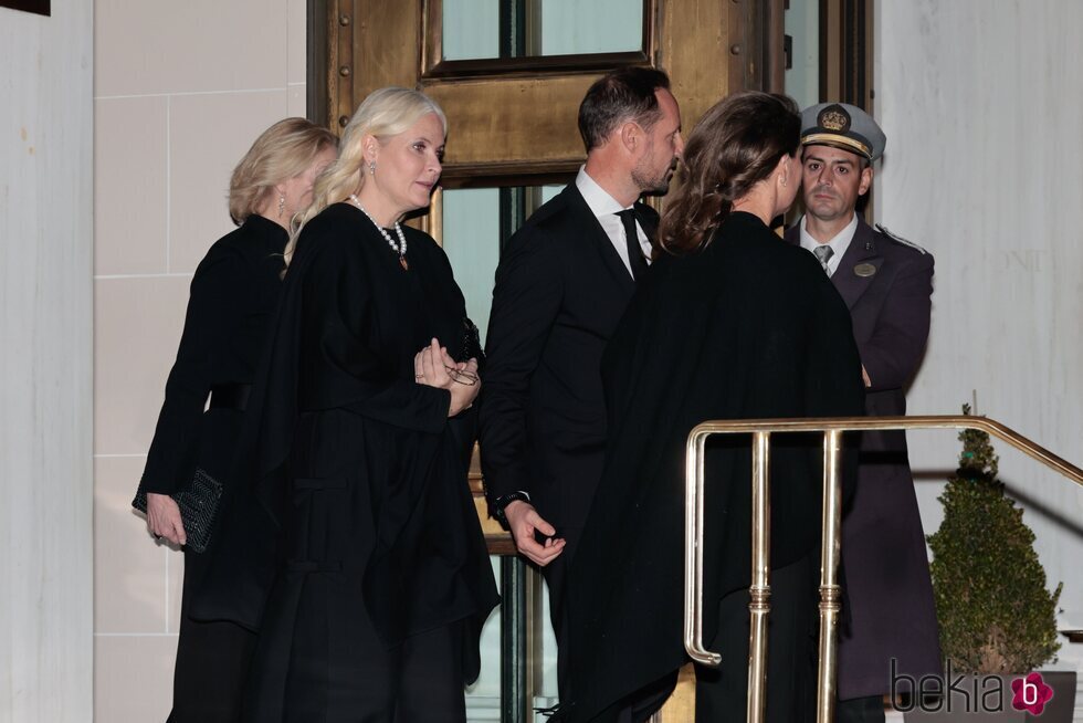 Haakon y Mette-Marit de Noruega y Marta Luisa de Noruega tras la cena previa al funeral de Constantino de Grecia