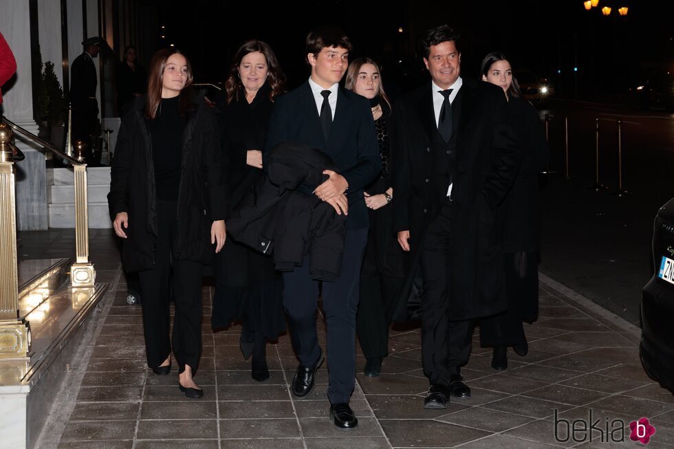 Alexia de Grecia y Carlos Morales y sus hijos en la cena previa al funeral de Constantino de Grecia