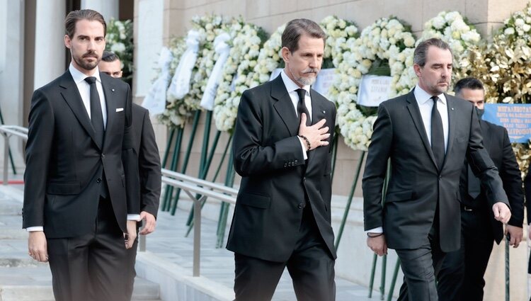 Pablo de Grecia, Nicolás de Grecia y Philippos de Grecia en el funeral de Constantino de Grecia