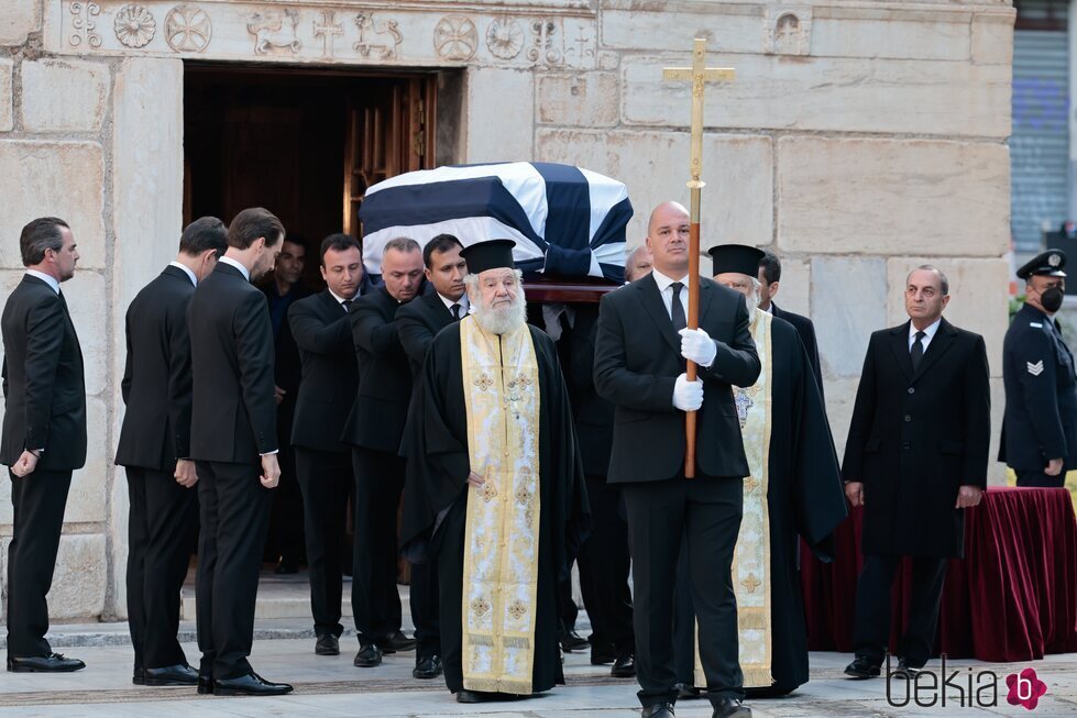 El ataúd de Constantino de Grecia ante sus hijos varones camino al funeral de Constantino de Grecia