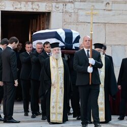 El ataúd de Constantino de Grecia ante sus hijos varones camino al funeral de Constantino de Grecia