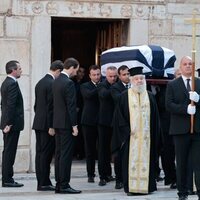 El ataúd de Constantino de Grecia ante sus hijos varones camino al funeral de Constantino de Grecia