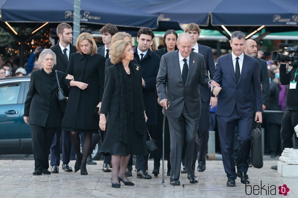 Los Reyes Juan Carlos y Sofía, las Infantas Elena y Cristina y sus hijos e Irene de Grecia en el funeral de Constantino de Grecia