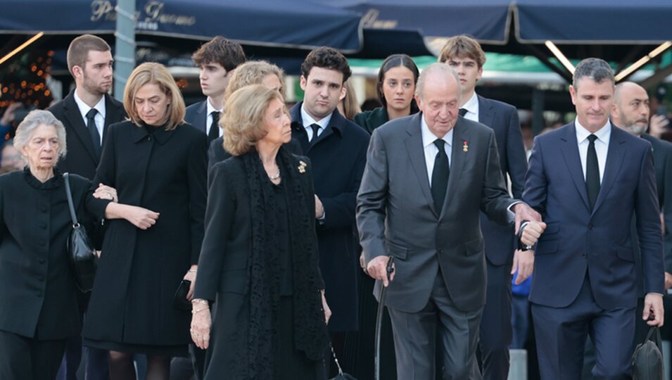 Los Reyes Juan Carlos y Sofía, las Infantas Elena y Cristina y sus hijos e Irene de Grecia en el funeral de Constantino de Grecia