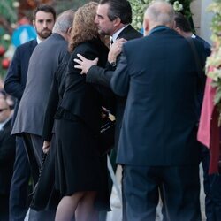 La Infanta Elena saluda a su primo Nicolás de Grecia en el funeral de Constantino de Grecia