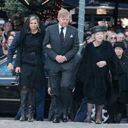 Guillermo Alejandro y Máxima de Holanda y Beatriz de Holanda en el funeral de Constantino de Grecia