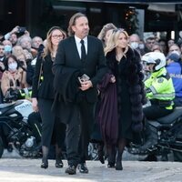 La familia de Nina Flohr en el funeral de Constantino de Grecia