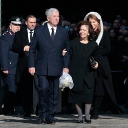 Alexander y Katherine de Serbia y Noor de Jordania en el funeral de Constantino de Grecia