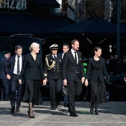 Haakon y Mette-Marit de Noruega y Marta Luisa de Noruega en el funeral de Constantino de Grecia