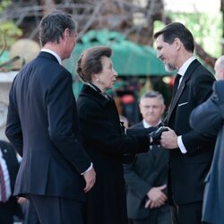 La Princesa Ana y Sir Timothy Laurence saludando a Pablo de Grecia en el funeral de Constantino de Grecia