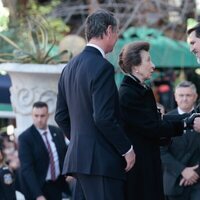 La Princesa Ana y Sir Timothy Laurence saludando a Pablo de Grecia en el funeral de Constantino de Grecia