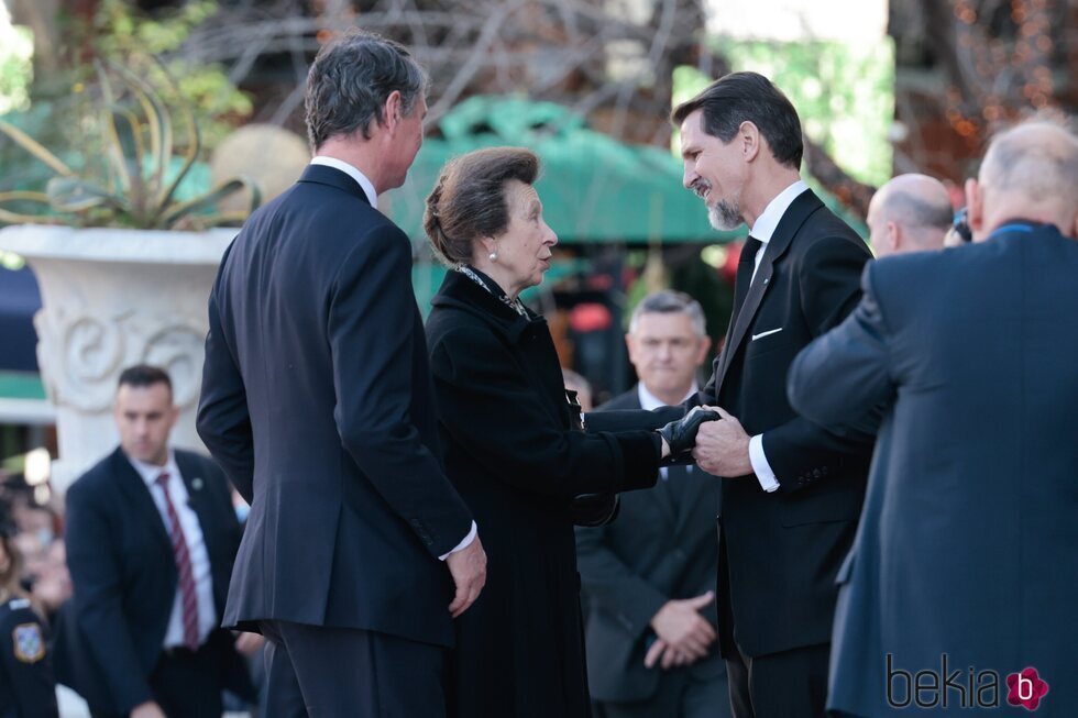 La Princesa Ana y Sir Timothy Laurence saludando a Pablo de Grecia en el funeral de Constantino de Grecia