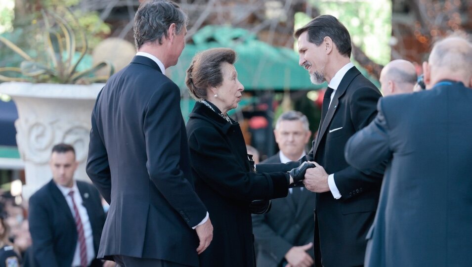 La Princesa Ana y Sir Timothy Laurence saludando a Pablo de Grecia en el funeral de Constantino de Grecia