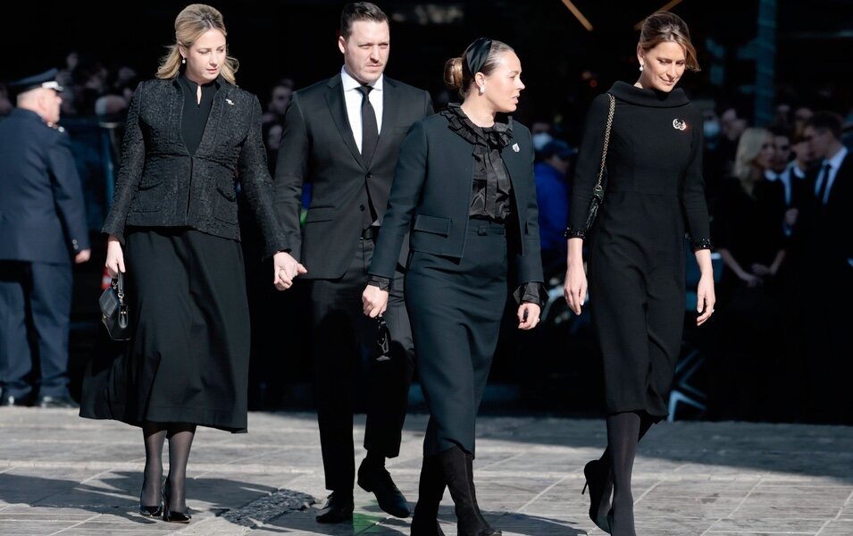 Tatiana de Grecia, Nina Flohr, Theodora de Grecia y Matthew Kumar en el funeral de Constantino de Grecia