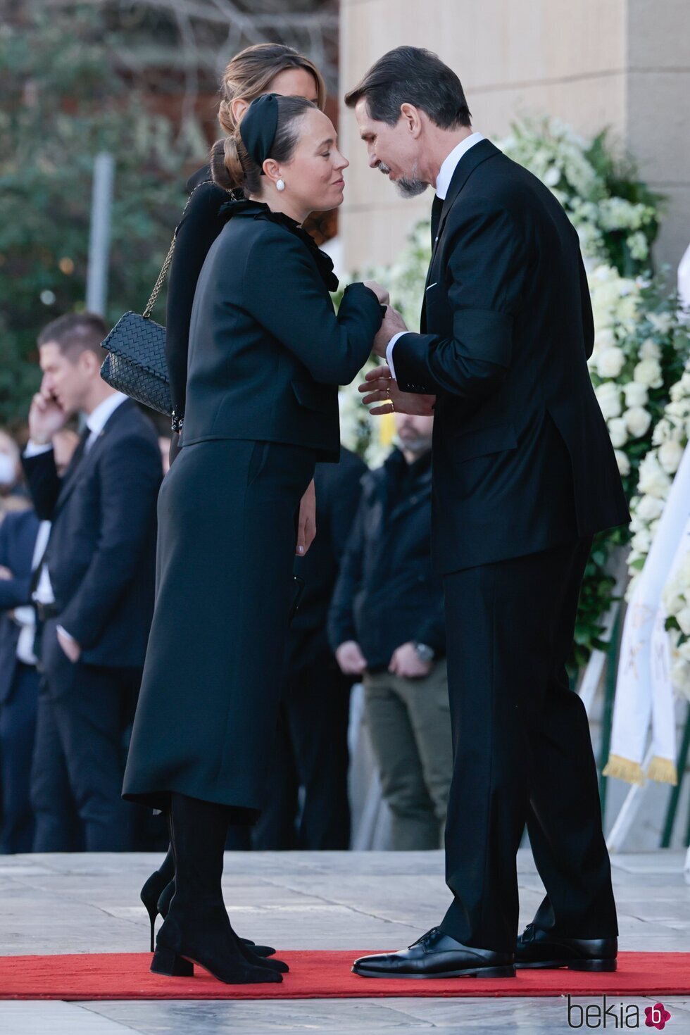 Nina Flohr saludando a Pablo de Grecia en el funeral de Constantino de Grecia